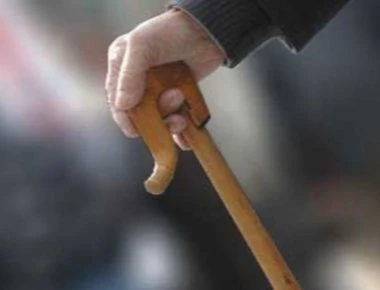 Ηράκλειο: Πατέρας και γιος έδειραν συγχωριανό τους με μαγκούρα επειδή τους έκανε παρατήρηση!